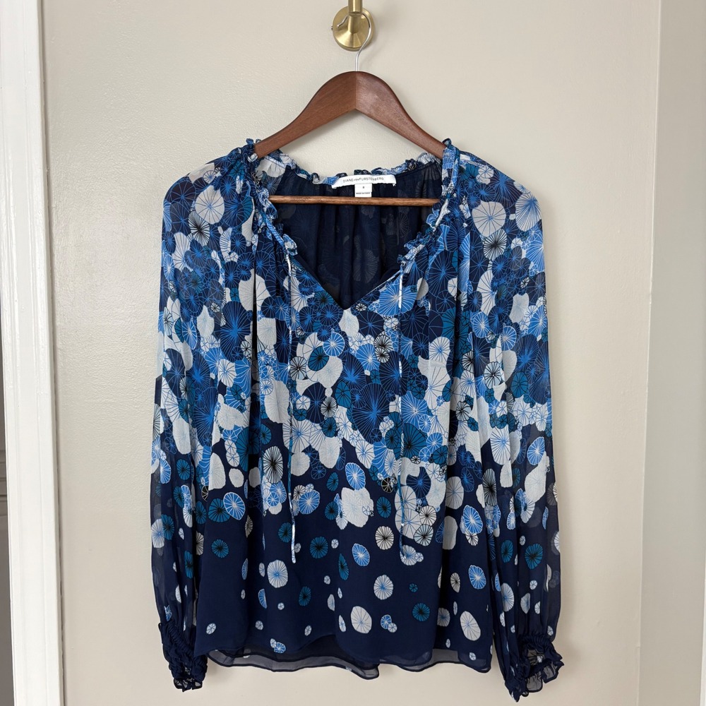 Diane von Furstenberg Silk Wynn Blouse Women 8 Blue Light Coastal Floral Chiffon - Picture 2 of 15